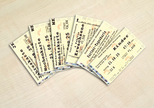 Fahrgast steigt in den vorderen Teil eines Busses ein